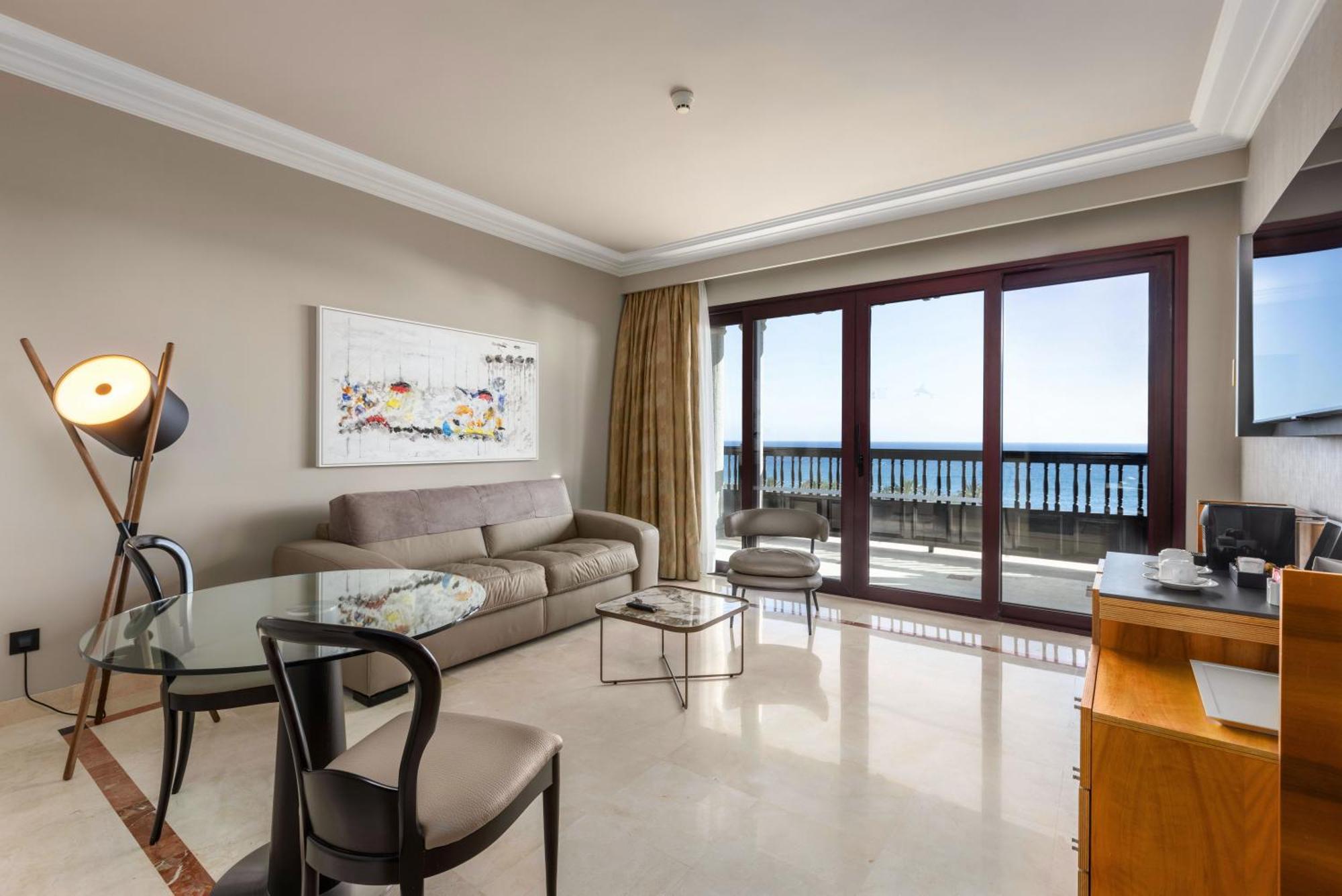 Lopesan Costa Meloneras Resort & Spa الغرفة الصورة A living room